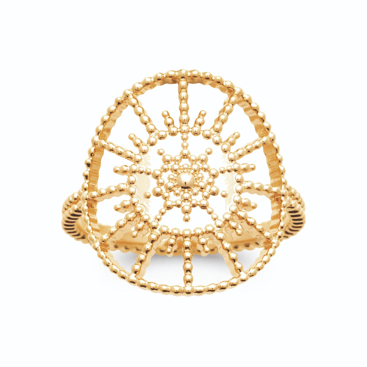 Bague médaillon rond rosace en dentelle de grains d’or sur anneau perlé plaqué or, vue de face
