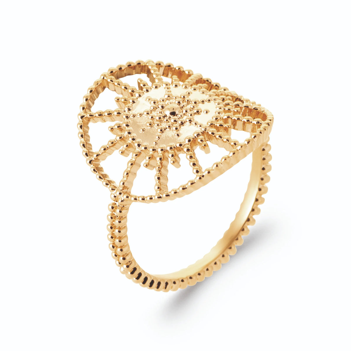 Bague médaillon rond rosace en dentelle de grains d’or sur anneau perlé en plaqué or, vue de trois quarts