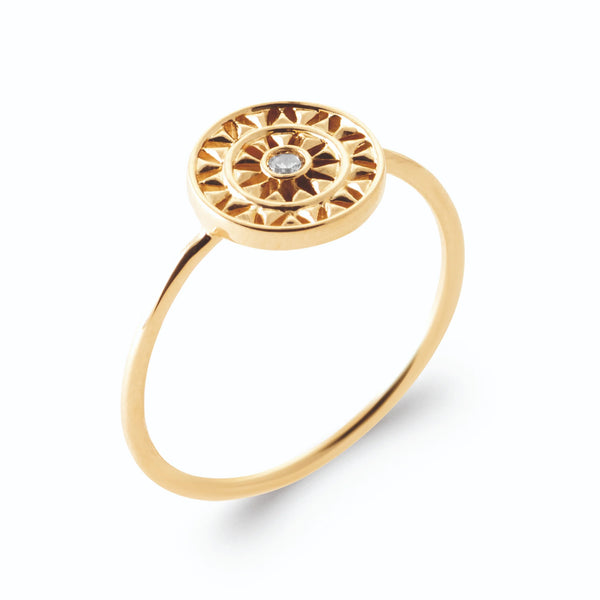 Bague médaillon rond rosace rayonnante et petit zircon en plaqué or, vue de trois quarts