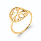 Bague médaillon rosace six pétales en fil torsadé sans pierre en plaqué or, vue de trois quarts