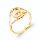 Bague médaillon soleil et étoile torsadée en plaqué or, vue de trois quarts