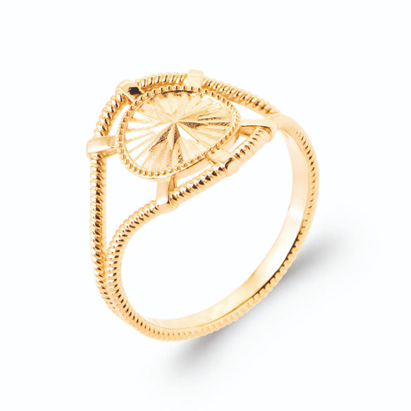 Bague médaillon soleil et étoile torsadée en plaqué or, vue de trois quarts
