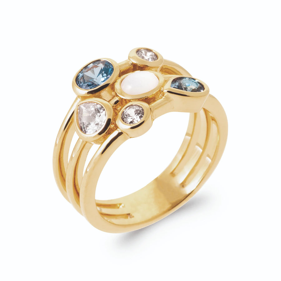 Bague multi-anneaux et grappe de pierres bleu ciel et blanches en plaqué or, portée à la main