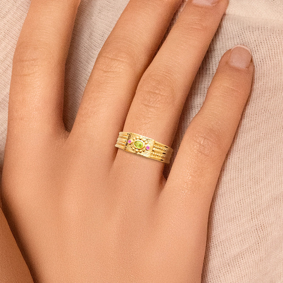Bague multi-rangs plaque texturée pierre vert olive et fuchsia en plaqué or, portée à la main