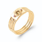 Bague multi-rangs plaque texturée pierre vert olive et fuchsia en plaqué or, vue de trois quarts