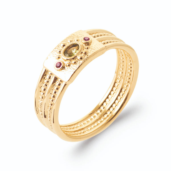 Bague multi-rangs plaque texturée pierre vert olive et fuchsia en plaqué or, vue de trois quarts