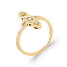 Bague navette allongée filigranée trois zircons en plaqué or
