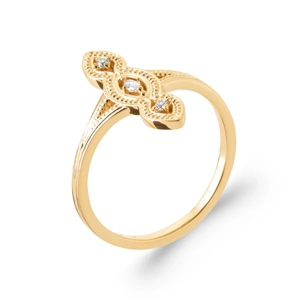 Bague navette allongée filigranée trois zircons en plaqué or, vue de trois quarts