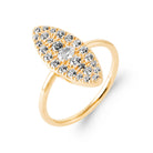 Bague navette allongée pavée de zircons en plaqué or, vue de trois quarts