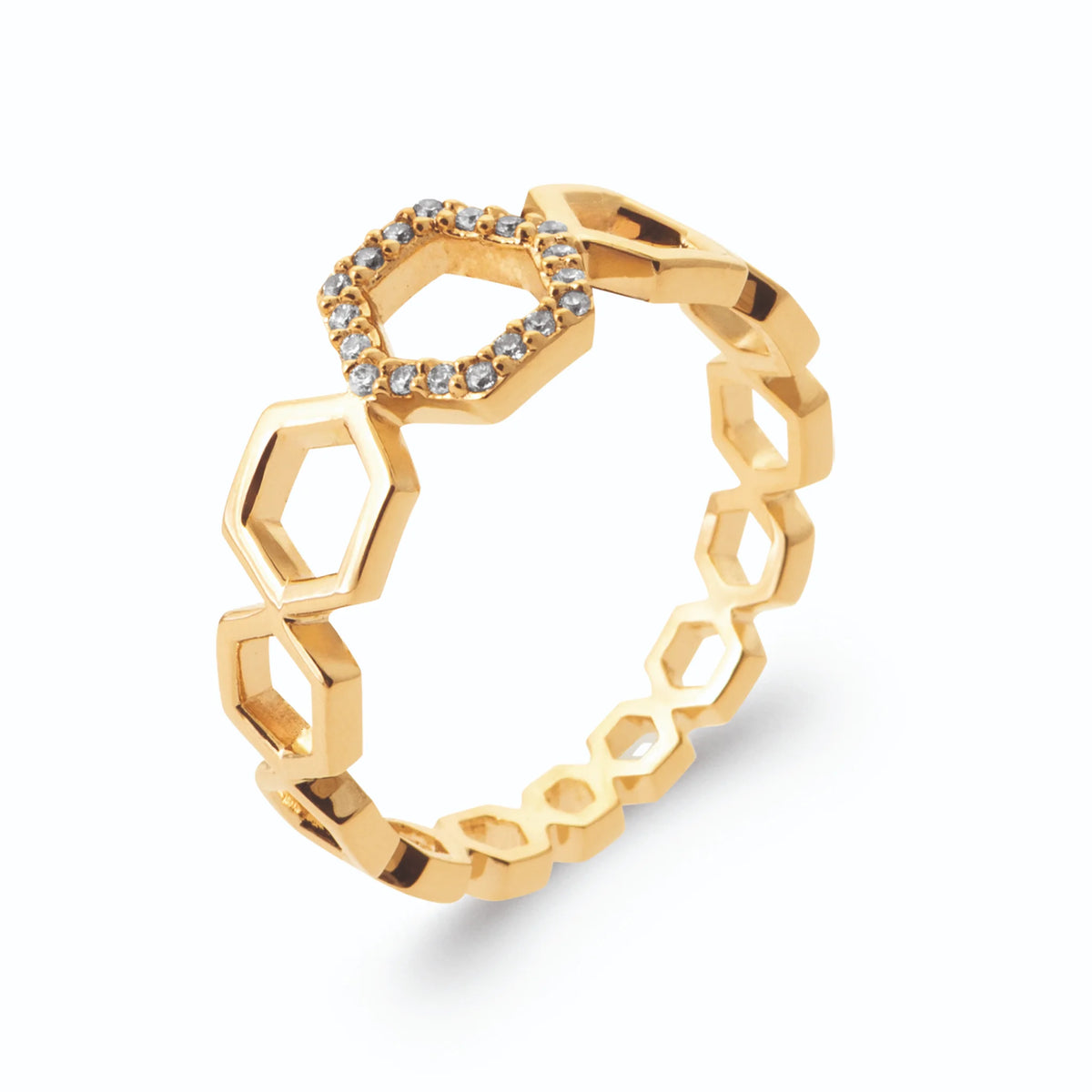 Bague nid d’abeille hexagones ajourés et hexagone pavé de zircons en plaqué or, vue de trois quarts