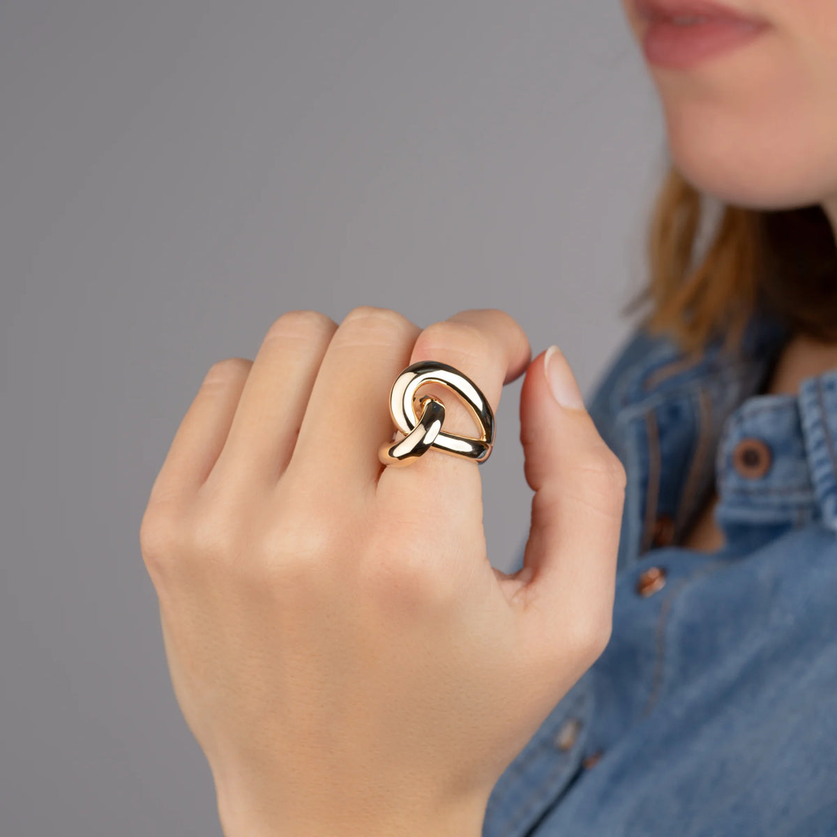 Bague nœud bombé en plaqué or, vue portée