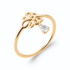 Bague nœud à quatre boucles en filigrane et pampille zircon en plaqué or, vue de trois quarts