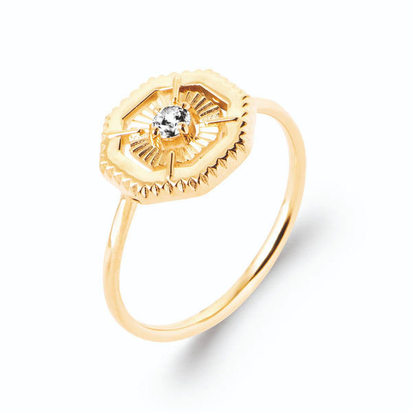 Bague octogonale rayonnante zircon central en plaqué or, vue de trois quarts