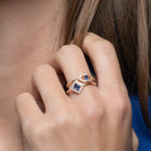 Bague œil en amande pavé de zircons et pierre bleue en plaqué or
