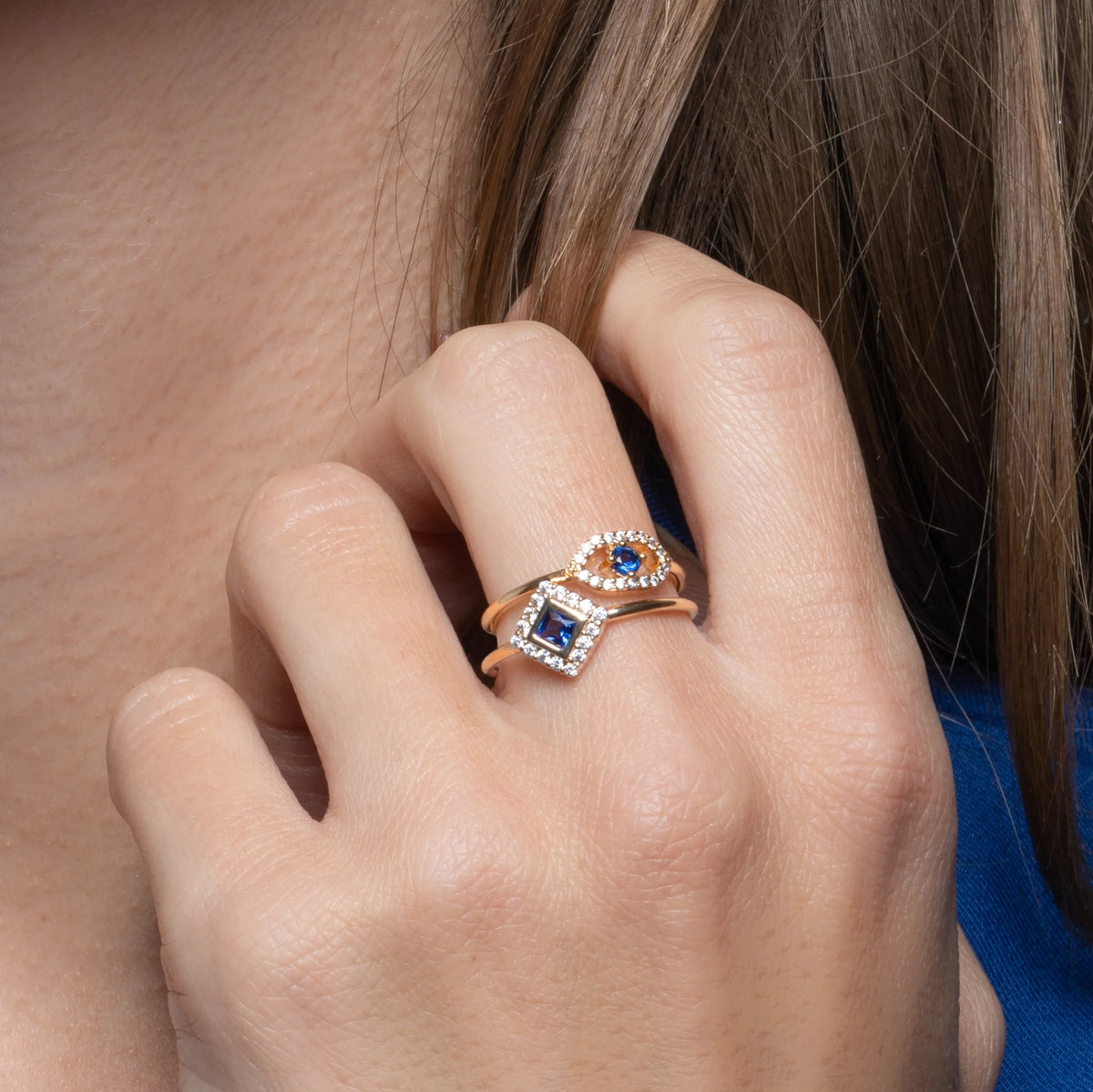 Bague œil en amande pavé de zircons et pierre bleue en plaqué or