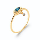 Bague œil navette bleue à cils rayonnants et pampille en plaqué or