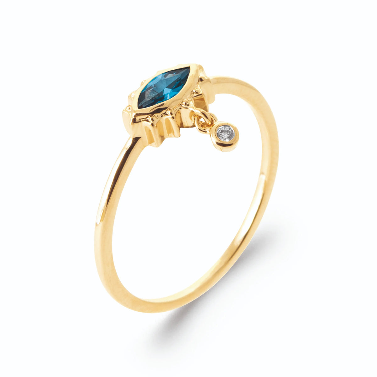 Bague œil navette bleue à cils rayonnants et pampille en plaqué or, vue de trois quarts