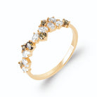 Bague ondulée grappe de zircons et pierres kaki en plaqué or
