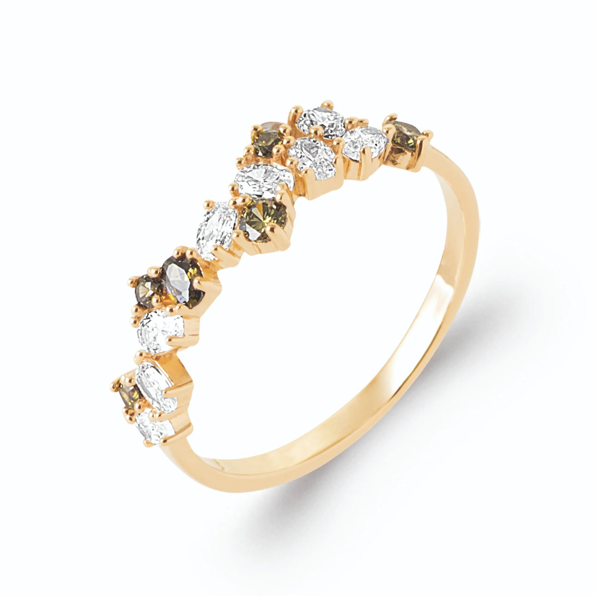 Bague ondulée grappe de zircons et pierres kaki en plaqué or, vue de trois quarts