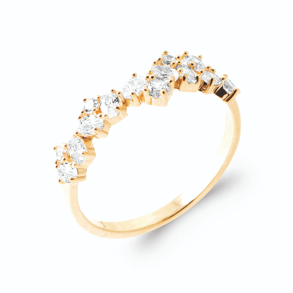 Bague ondulée grappe de zircons ronds et poires en plaqué or, vue de trois quarts