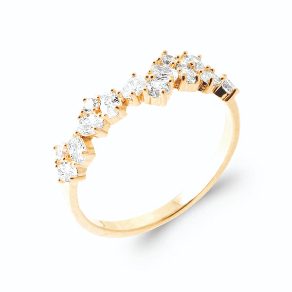 Bague ondulée grappe de zircons ronds et poires en plaqué or, vue de trois quarts