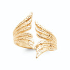Bague ouverte deux ailes de plumes ciselées plaqué or, vue de face