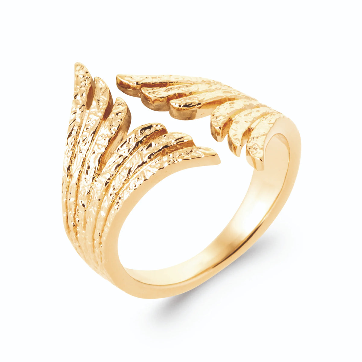 Bague ouverte deux ailes de plumes ciselées en plaqué or, vue de trois quarts