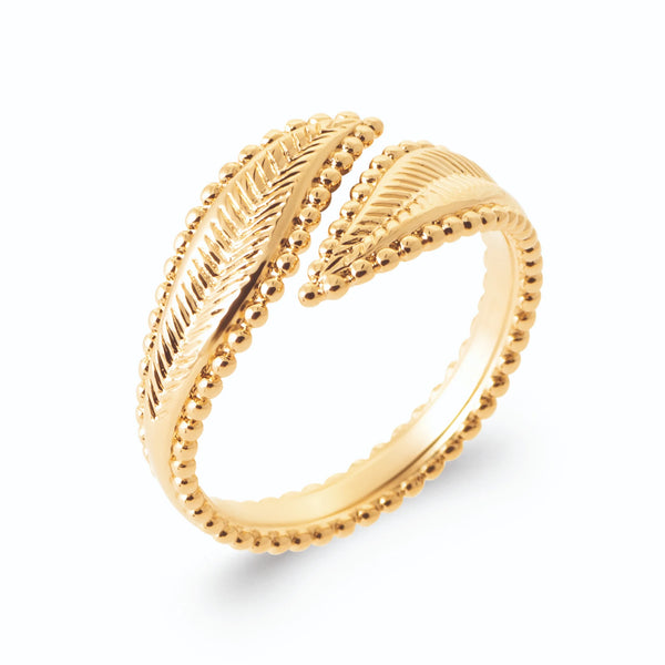 Bague ouverte deux feuilles ciselées et grains d’or en plaqué or, vue de trois quarts