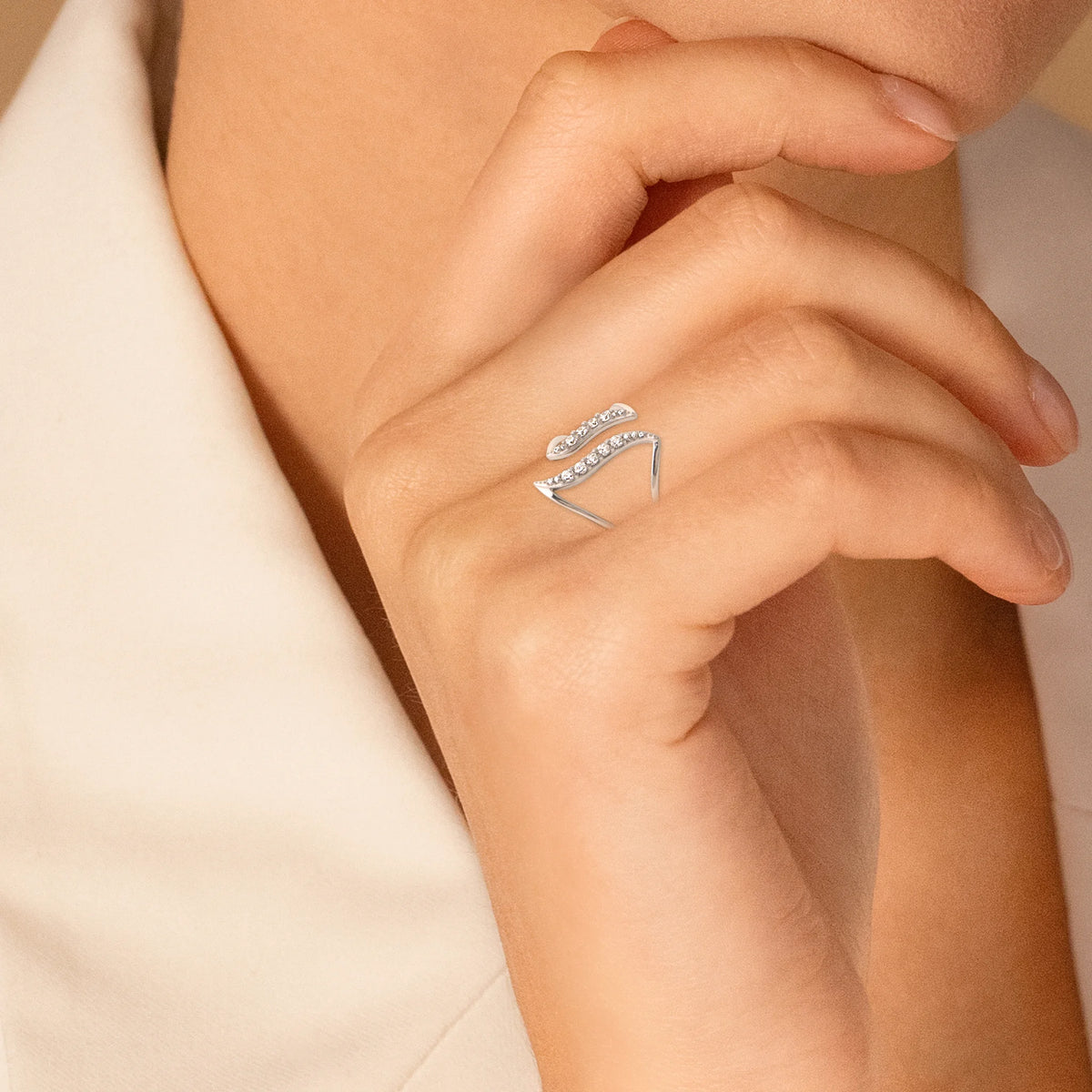 Bague ouverte deux feuilles pavées de zircons en argent 925, portée à la main