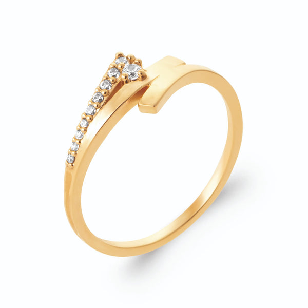 Bague ouverte extrémités croisées pavée et polie en plaqué or, vue de trois quarts