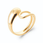 Bague ouverte goutte polie et boucle en double fil en plaqué or, vue de trois quarts
