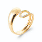 Bague ouverte goutte polie et boucle pavée de zircons en plaqué or, vue de trois quarts