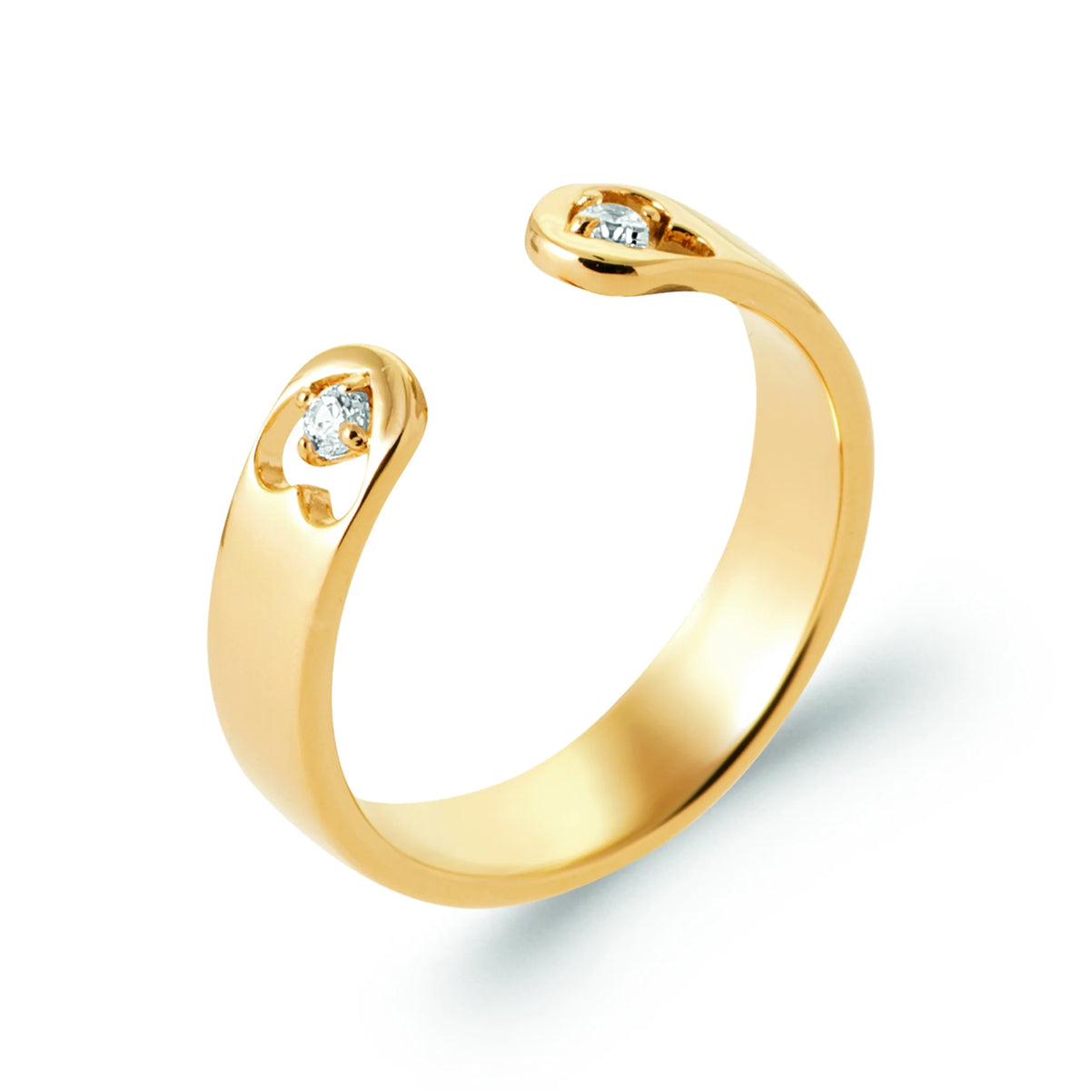 Bague ouverte large extrémités en volutes et zircons en plaqué or, vue de trois quarts