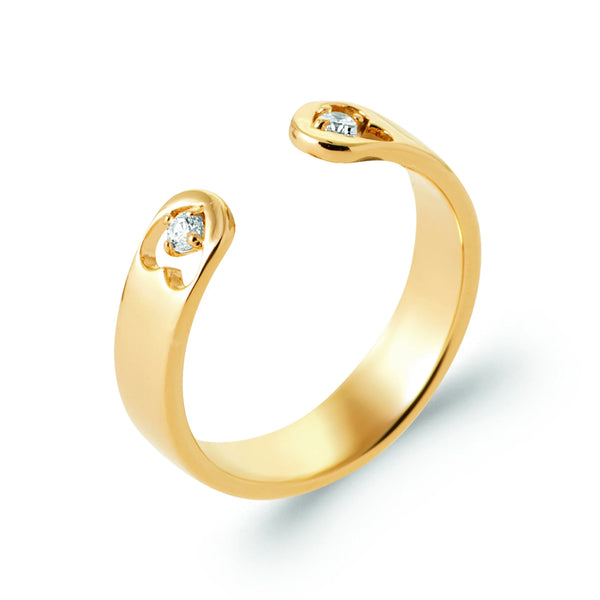 Bague ouverte large extrémités en volutes et zircons en plaqué or, vue de trois quarts