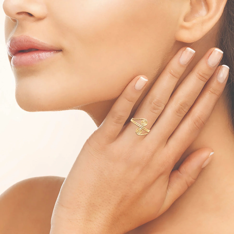 Bague ouverte multi-fils texturés et deux spirales en plaqué or, portée à la main