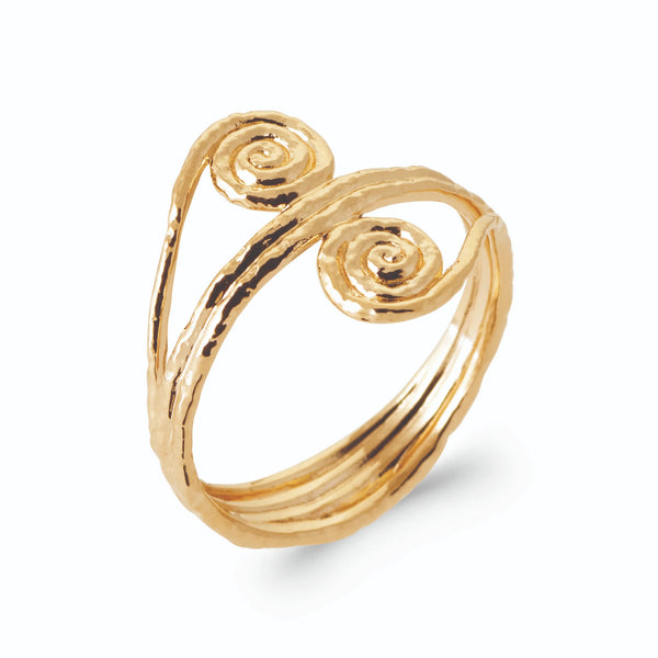 Bague ouverte multi-fils texturés et deux spirales en plaqué or, vue de trois quarts