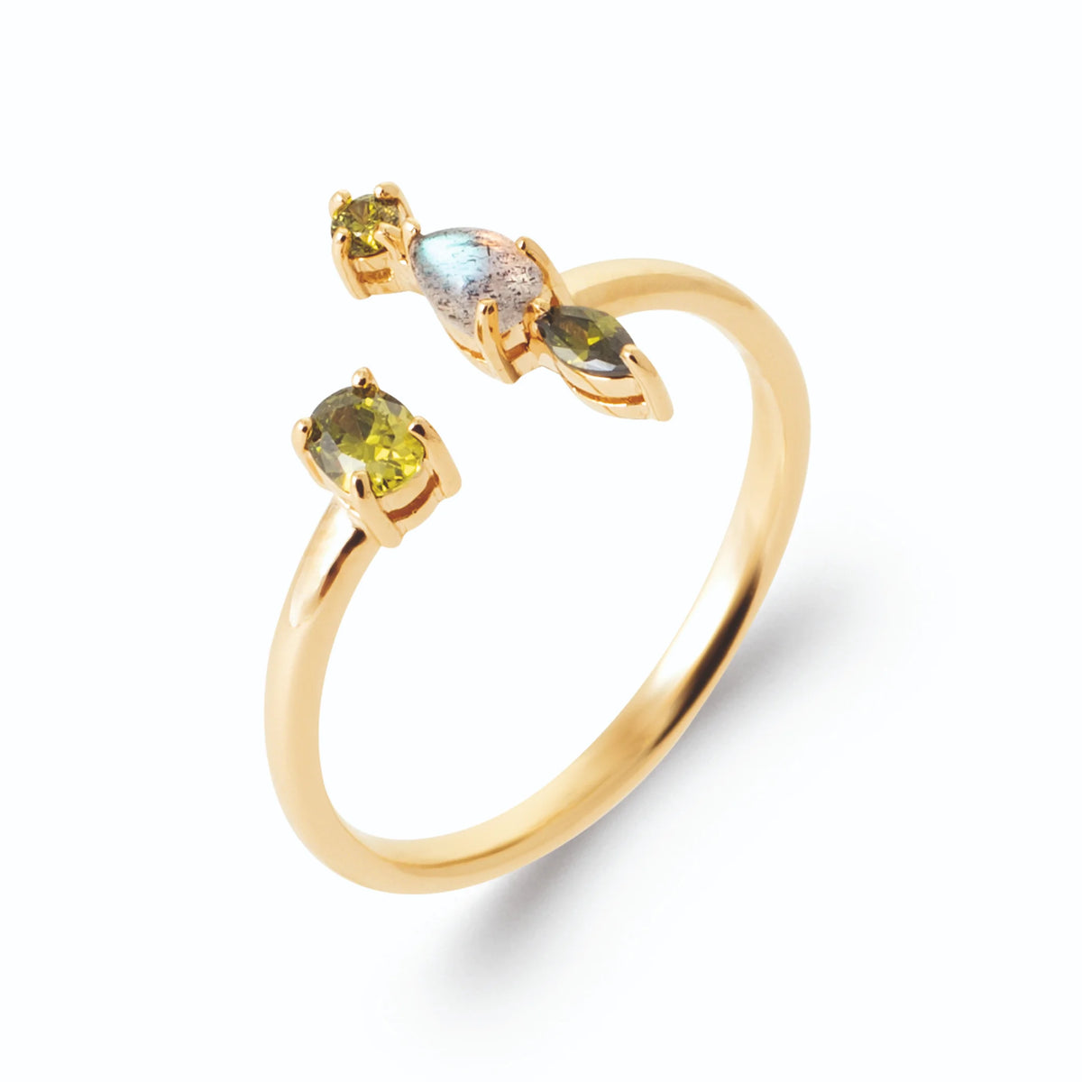Bague ouverte petites pierres vertes et fumée dispersées en plaqué or, vue de trois quarts