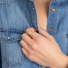 Bague ouverte plume en plaqué or, autre vue portée