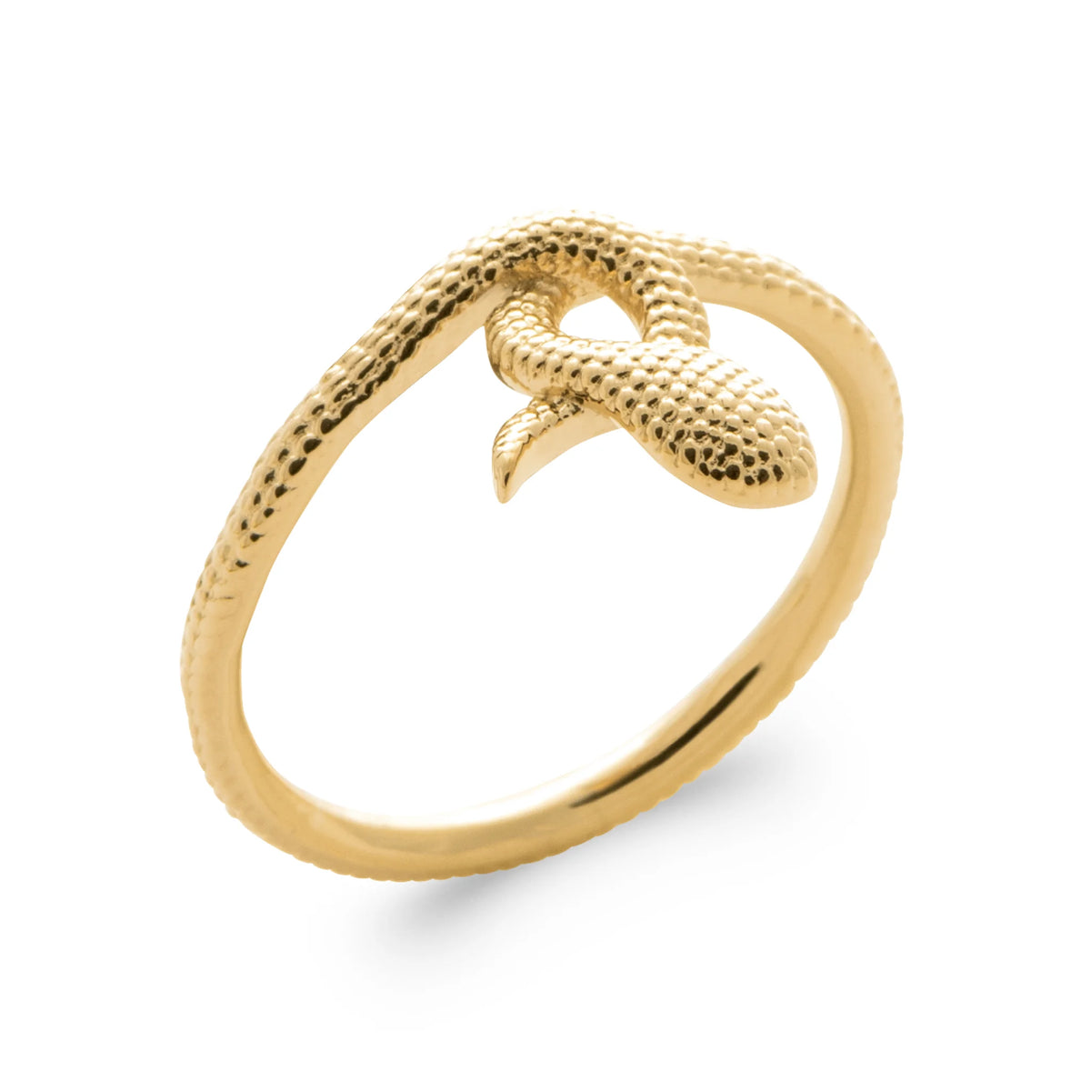 Bague ouverte serpent fin aux écailles ciselées en plaqué or, vue de trois quarts