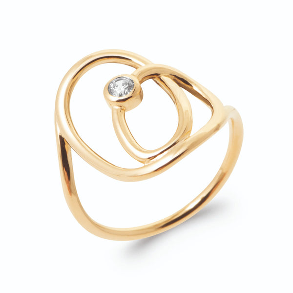 Bague ouverte spirale de fil d’or et zircon au cœur en plaqué or, vue de trois quarts