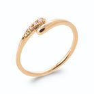 Bague ouverte spirale fine aux extrémités pavées de zircons en plaqué or