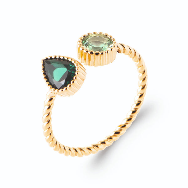 Bague ouverte torsadée pierres vertes en plaqué or, vue de trois quarts