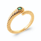 Bague ouverte torsadée en spirale et pierre ovale vert émeraude en plaqué or, vue de trois quarts