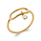 Bague ovale ouvert en fil d’or et zircon en pampille en plaqué or, vue de trois quarts