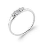 Bague ovale pavée de zircons sur anneau fin en argent 925