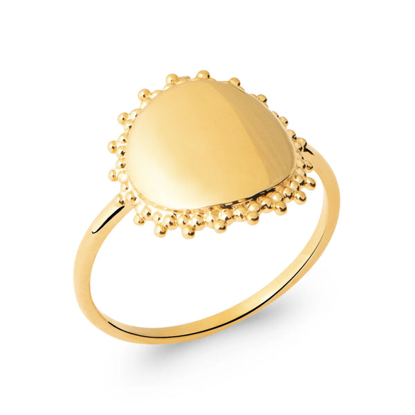 Bague pastille bombée polie bordée de grains d’or en plaqué or, vue de trois quarts