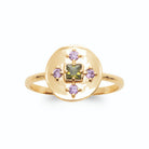 Bague pastille martelée et croix de pierres vertes et violettes plaqué or, vue de face