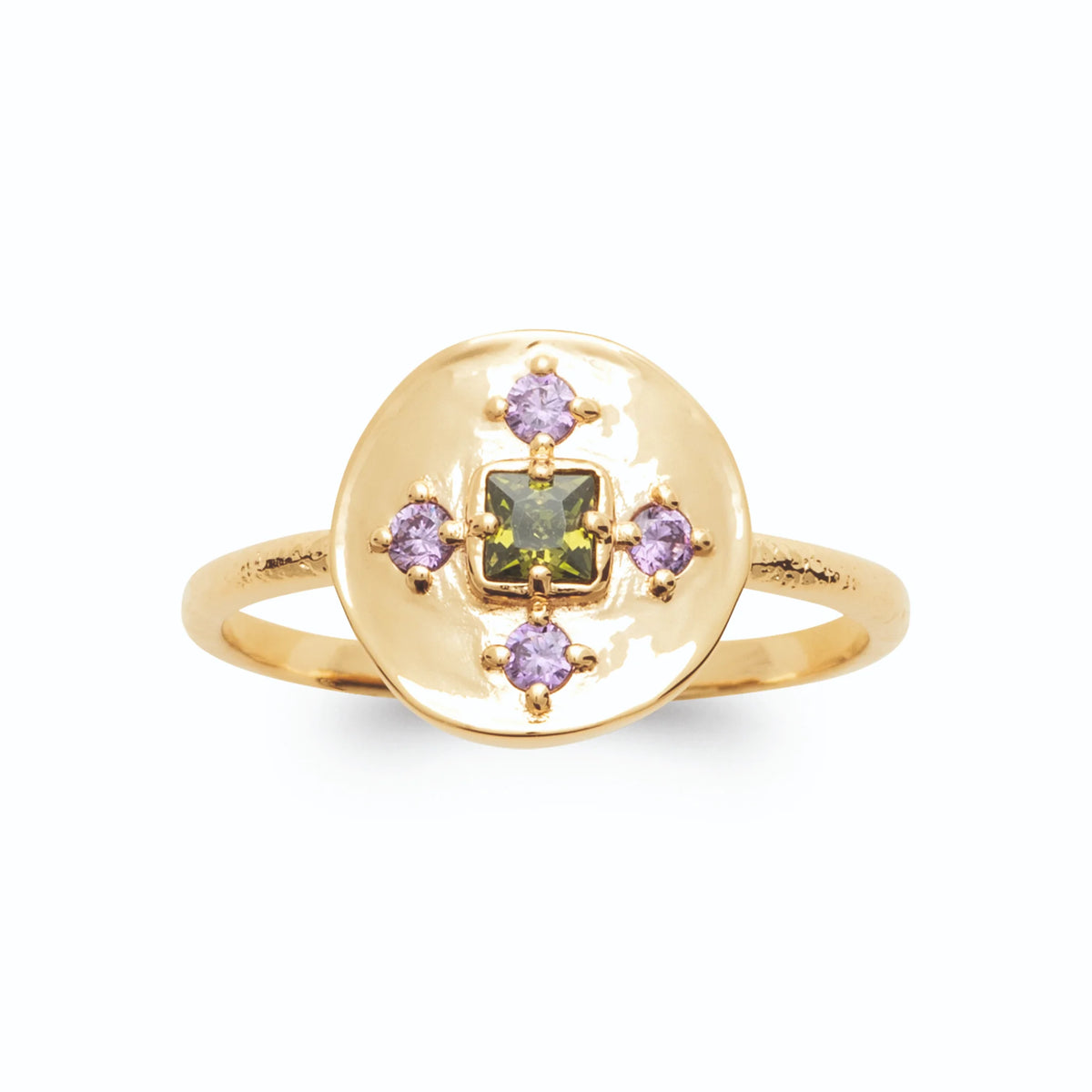 Bague pastille martelée et croix de pierres vertes et violettes plaqué or, vue de face