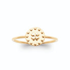 Bague pastille perlée et petite fleur en relief en plaqué or