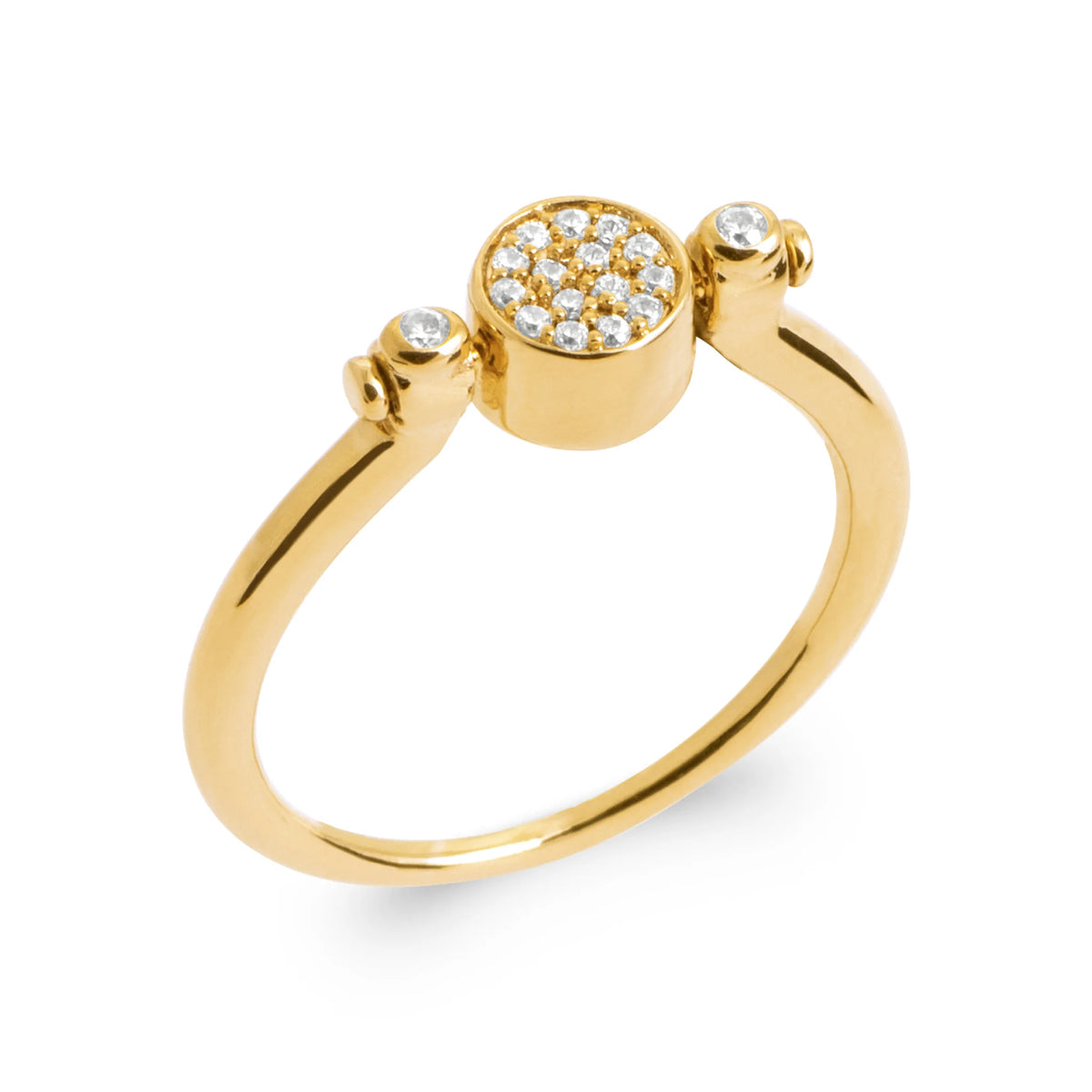 Bague pastille ronde pavée de zircons et deux zircons latéraux en plaqué or